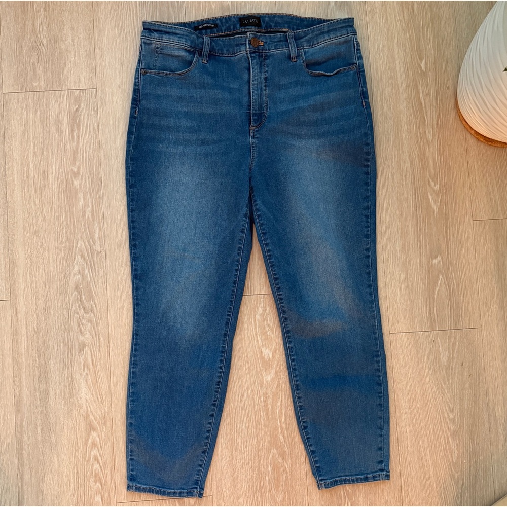 Talbots Medium Wash Blue Jegging Crop
Pants Size 12